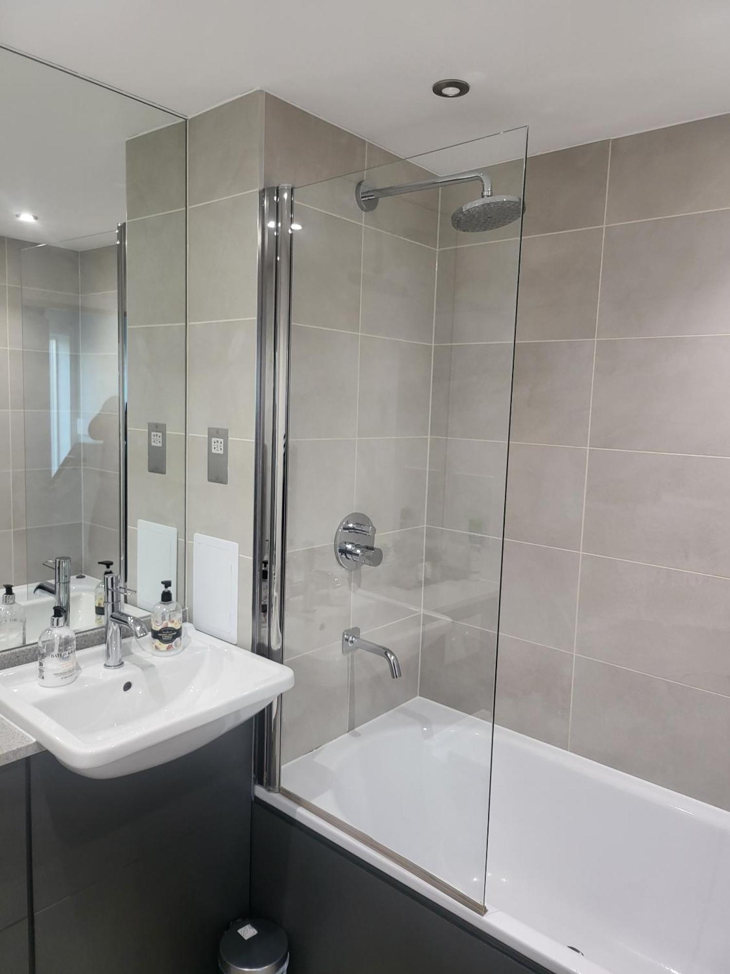 Kayz Lodge- Luxury Ensuite-Private & Shared Accommodation In A New House At The Olympic Village Overlooking Stratford Westfield And Tube Station London Room photo